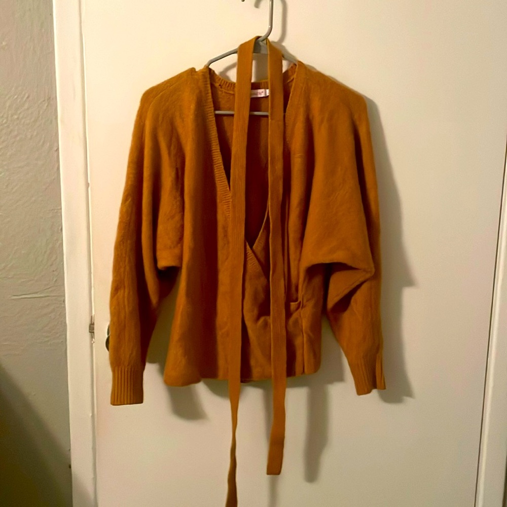 Sweater with tie